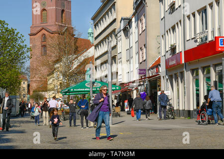 Pelican crossing, Einkaufstrasse, Carl grembiule Street, Città Vecchia, Spandau, Berlino, Germania, Fußgängerzone, Einkaufstraße, Carl-Schurz-Straße, Altstadt, D Foto Stock