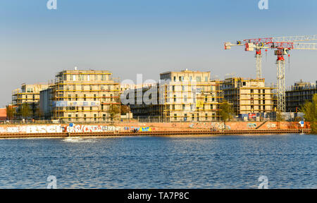 Edificio di nuova costruzione, sistemazione residenziale Waterkant, acqua comune di Spandau, Daumstrasse, al campo a gancio, Spandau, Berlino, Germania, Neubau, Wohnquartier W Foto Stock