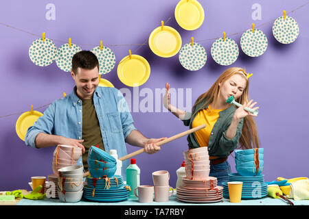 Crazy banda domestici eseguendo in cucina, Tempo libero Tempo libero, lo stile di vita Foto Stock