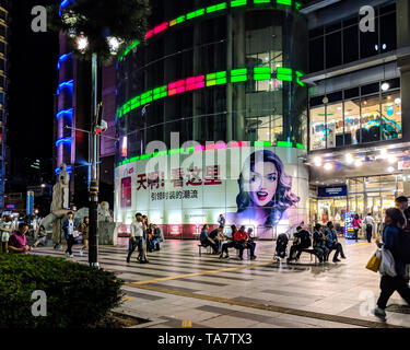 Gli acquirenti di sera passeggiando per i quartieri dello shopping di Seoul, Corea del Sud Foto Stock