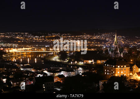 Fiume Nidelva e la cattedrale Nidarosdomen in nighty Trondheim, Norvegia Foto Stock