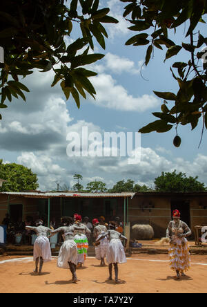 Donne che danzano durante una cerimonia in Adjoua Messouma Komians centro di iniziazione, Moyen-Comoé, Aniassue, Costa d'Avorio Foto Stock