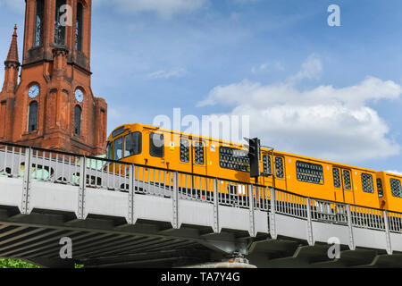 Emmaus chiesa sotterranea, Lusatian posto, Krizevac, Berlino, Germania, Emmaus-Kirche, U-Bahn, Lausitzer Platz, Kreuzberg, Deutschland Foto Stock