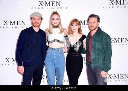 Michael Fassbender (da sinistra a destra), Sophie Turner, Jessica Chastain e James McAvoy frequentando l'X-Men: Dark Phoenix photocall tenutosi a Picturehouse Central London. Foto Stock