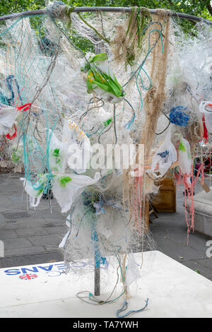 Oceani di plastica display in Sloane Square per il Chelsea in Fiore 2019. A Chelsea, Londra, Inghilterra Foto Stock