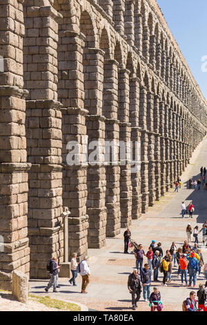 SEGOVIA, Spagna - 27 Aprile 2019: Paesaggio di acquedotto romano, il famoso punto di riferimento di Segovia, Spagna Foto Stock