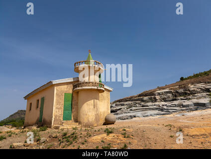 Piccola moschea nei pressi di una cava di granito, Savanes distretto, Shienlow, Costa d'Avorio Foto Stock