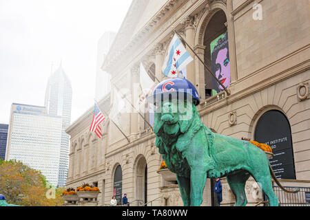 Chicago, Illinois, USA, ottobre 2016: Il leone di bronzo scultura si trova di fronte all'entrata principale del Chicago Art Institute che indossa il cappello di Foto Stock