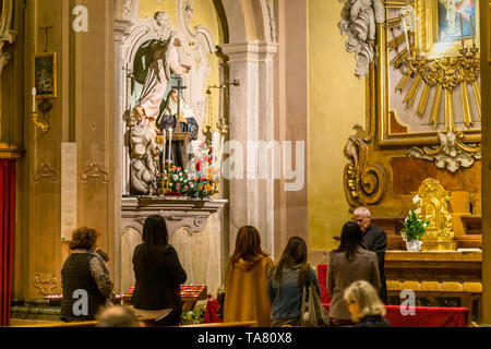 LUGO (RA), Italia - 22 Maggio 2019: il sacerdote la benedizione di fedeli nel giorno della festa di Santa Rita da Cascia, patrono di Lost e impossibile cause, di abuso di w Foto Stock