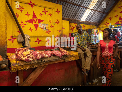 La macelleria all'interno di un africano il mercato coperto, Poro regione, Korhogo, Costa d'Avorio Foto Stock