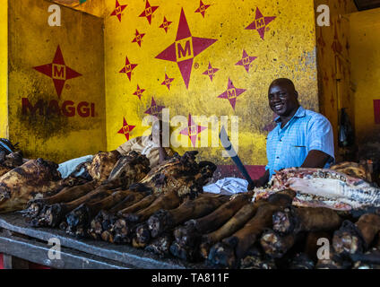 Pesci per la vendita in un africano il mercato coperto, Poro regione, Korhogo, Costa d'Avorio Foto Stock