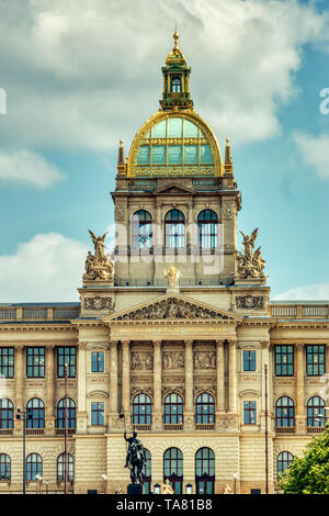 Museo Nazionale di Praga in estate durante la giornata calda e nuvole nel retro Foto Stock
