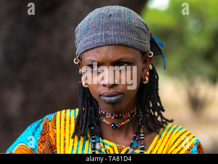 Ritratto di un Peul tribù con la donna tatuata labbra, Savanes distretto, Boundiali, Costa d'Avorio Foto Stock