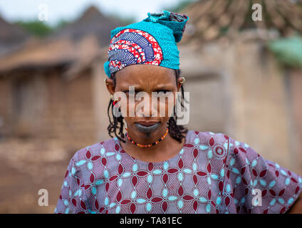 Ritratto di un Peul tribù con la donna tatuata labbra, Savanes distretto, Boundiali, Costa d'Avorio Foto Stock