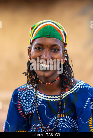 Ritratto di un Peul tribù con la donna tatuata labbra, Savanes distretto, Boundiali, Costa d'Avorio Foto Stock