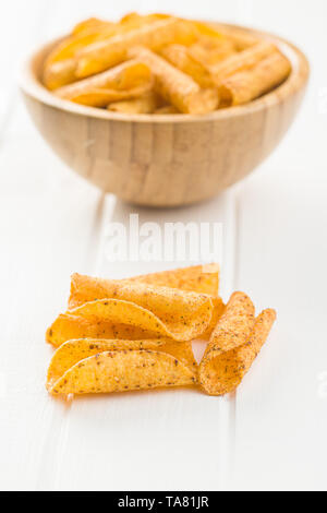 Laminati tortilla chips sul tavolo bianco. Foto Stock