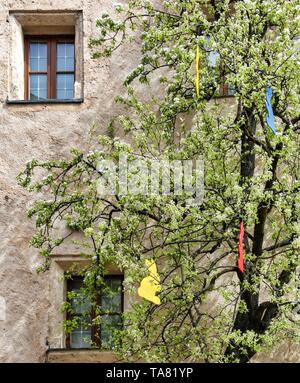 Decorazione di pasqua nel villaggio austriaco in Austria Foto Stock