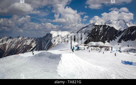 Panoramica di Austrian località sciistica nelle Alpi dell'Austria Foto Stock