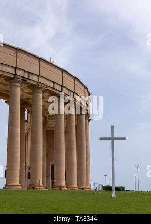 I colonnati nella nostra Signora della Pace basilica cristiana cattedrale costruita da Felix Houphouet-Boigny, Région des Lacs, a Yamoussoukro, in Costa d Avorio Foto Stock