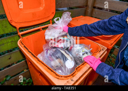 Rifiuti di imballaggio, prezioso materiale tonnellata tonnellata di rifiuti, Berlino, Germania, Verpackungsmüll, Wertstofftonne, Mülltonne, Deutschland Foto Stock