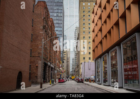 TORONTO, Canada - 13 novembre 2018: Piccoli dead end street con i suoi negozi e vecchi edifici in fondo di grattacieli nel centro cittadino di Toronto, Ontario, in Foto Stock