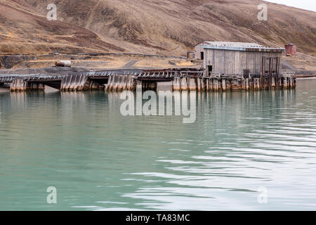 L'improvviso abbandonato il russo città mineraria Pyramiden. arrugginita Harbour, Isfjorden, Longyearbyen, Svalbard, Norvegia. Foto Stock