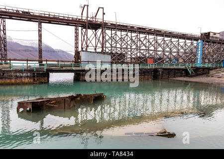 L'improvviso abbandonato il russo città mineraria Pyramiden. arrugginita Harbour, Isfjorden, Longyearbyen, Svalbard, Norvegia. Foto Stock