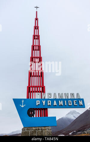 L'improvviso abbandonato il russo città mineraria Pyramiden. Pyramiden Signpost, Isfjorden, Longyearbyen, Svalbard, Norvegia. Foto Stock