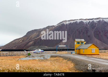 L'improvviso abbandonato il russo città mineraria, Pyramiden snowcaped montagna nel retro, Isfjorden, Longyearbyen, Svalbard, Norvegia. Foto Stock