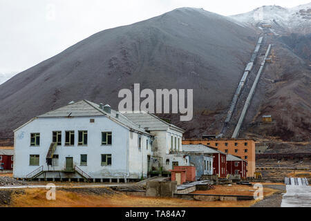 L'improvviso abbandonato il russo città mineraria, Pyramiden snowcaped montagna nel retro, Isfjorden, Longyearbyen, Svalbard, Norvegia. Foto Stock