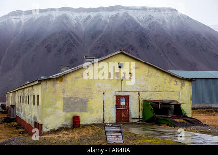 L'improvviso abbandonato il russo città mineraria, Pyramiden snowcaped montagna nel retro, Isfjorden, Longyearbyen, Svalbard, Norvegia. Foto Stock