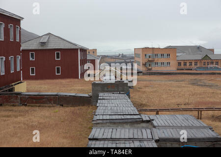 L'improvviso abbandonato il russo città mineraria Pyramiden, vecchia casa rossa, Isfjorden, Longyearbyen, Svalbard, Norvegia. Foto Stock