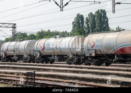 PANCEVO, SERBIA - 19 Maggio 2018: cisterna carri cisterna il treno da Nafta Industria Srbije passando in un distretto industriale di Pancevo. NIS è un serbo Foto Stock