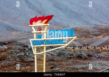 L'improvviso abbandonato il russo città mineraria Pyramiden. Pyramiden Signpost, Isfjorden, Longyearbyen, Svalbard, Norvegia. Foto Stock