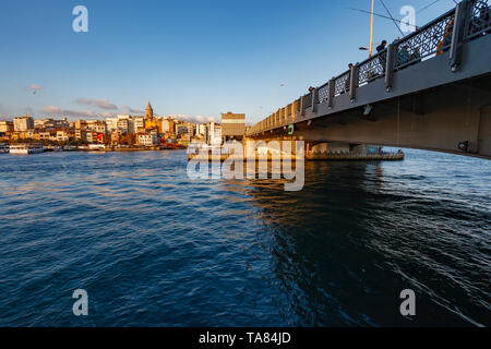 Il Ponte di Galata, Torre Galata sul Golden Horn, Istanbul, Turchia Foto Stock