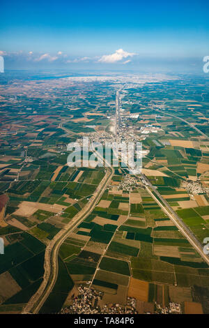 Città di Adana sulle pianure di Cukurova, antenna, Turchia Foto Stock