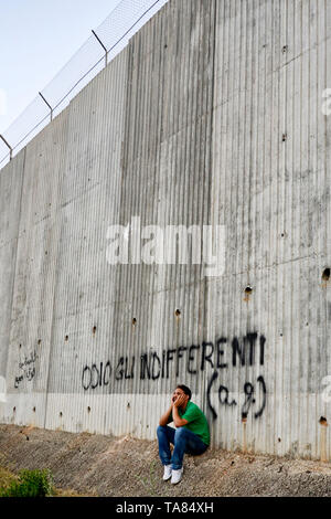 Israeliano parete di separazione. La Scrittura dice: "Io odio gli indifferenti' - Nablus, Palestina Foto Stock