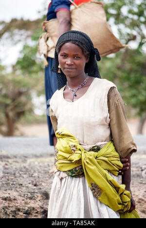 Ritratto di ragazza in zona rurale, Etiopia Foto Stock