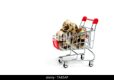 Carrello riempito con uova di quaglia su sfondo bianco. Foto Stock