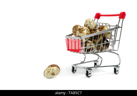 Carrello riempito con uova di quaglia su sfondo bianco. Foto Stock