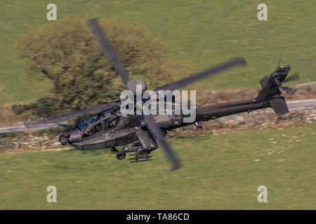 Army Air Corps WAH-64 Apache volare basso livello nel loop di Mach in Galles, Regno Unito Foto Stock