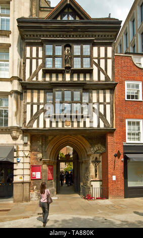 LONDON CITY OF LONDON OLD GATEHOUSE INGRESSO AL PRIORY CHIESA SAN BARTOLOMEO IL GRANDE Foto Stock