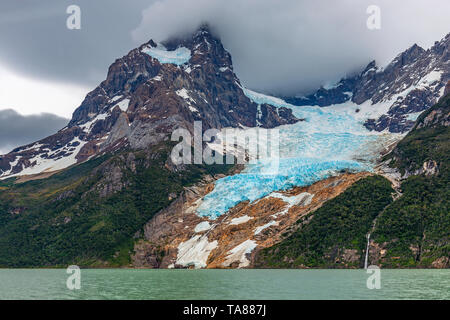 Balmaceda e picco ghiacciaio, ultima speranza di suono o fiordo, Bernardo O'Higgins parco nazionale tra Puerto Natales e Torres del Paine, Patagonia cilena. Foto Stock