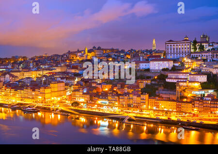 Skyline di porto illuminato città vecchia a twilights, fiume Douro, Portogallo Foto Stock