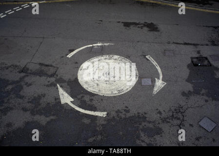 Una veduta aerea di un dipinto di strada freccia rotonda con senza auto potrebbe essere utilizzato per analogia o il concetto di immagine di essere confuso o perse ecc. Foto Stock