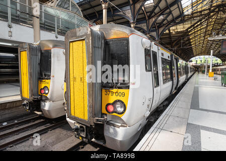 London, Regno Unito - 14 Maggio 2019: il treno Stansted Express sulla piattaforma presso la stazione ferroviaria di Victoria, moderni treni pendolari all'interno della stazione ferroviaria di Victoria a Londra, in Europa . Foto Stock