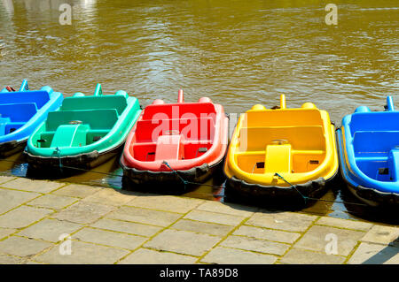 Barche a pedali sul fiume Dee in Chester City Centre Foto Stock