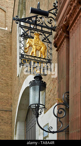 Londra La città Il Golden Elephant segno esterno CUTLERS HALL IN WARWICK LANE Foto Stock