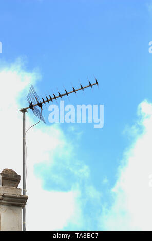 Domestico digitale terrestre televisione antenna tipo contro il cielo blu Foto Stock