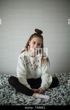 Cute girl teen in posa nella sua stanza per l'orientamento verticale. Foto Stock